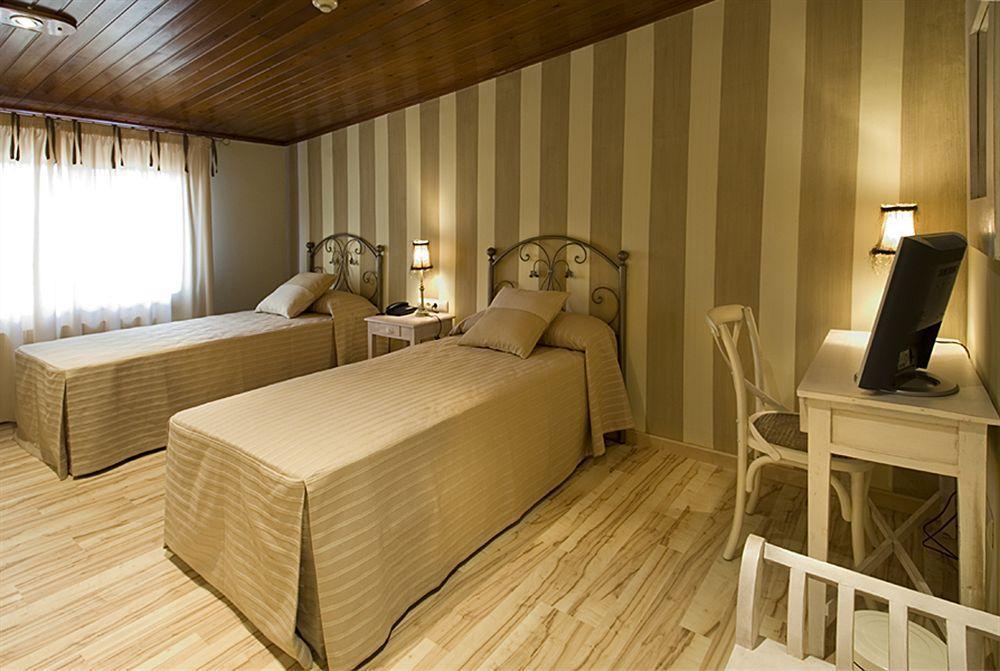 Hotel H Con Encanto Binefar Exterior photo